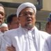 Imam Besar Front Pembela Islam (FPI), Habib Rizieq Shihab memberikan keterangan kepada wartawan usai menjalani pemeriksaan di Polda Metro Jaya, Jakarta, Senin (23/1). Habib Rizieq menjalani pemeriksaan selama empat jam sebagai saksi terkait dugaan kasus penghinaan rectoverso di lembaran uang baru dari Bank Indonesia, yang disebutnya mirip logo palu arit. (ANT)