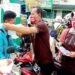 Plt Kepala Dinas Kesehatan Barito Utara H Siswandoyo membagikan masker kepada pengendara yang melintasi kantor dinas kesehatan setempat di Jalan Yetro Sinseng dalam rangka memperingati HKN 2020 di Muara Teweh, Kamis (12/11/2020). (ANT/IST)