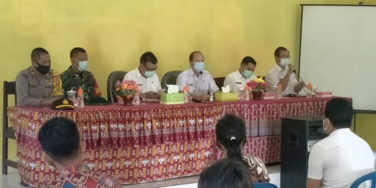 Kapolsek Kurun Iptu Sugeng Purwanto, SH (duduk ujung kiri) ketika menghadiri kegiatan penyerahan sertifikat tanah kepada masyarakat di Desa Tumbang Tariak, Kecamatan Kurun, Rabu (18/11/202020). (Foto: Polsek Kurun)