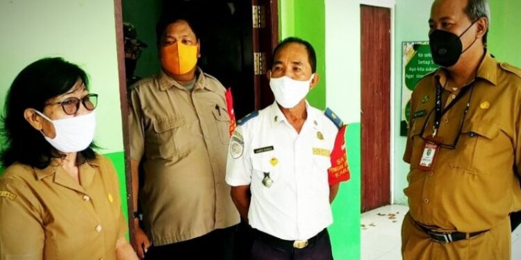 Satuan Tugas Penanganan COVID-19 Kotawaringin Timur saat melakukan verifikasi di SMPN 1 Sampit terkait kesiapan melaksanakan pembelajaran sistem tatap muka, Senin (2/11/2020). (ANT)