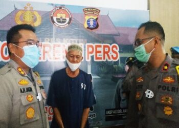 Kapolres AKBP Abdoel Harris Jakin didampingi Wakapolres Kompol Abdul Aziz Septiadi saat berbincang dengan tersangka, Senin (1/11/2020). (ANT)