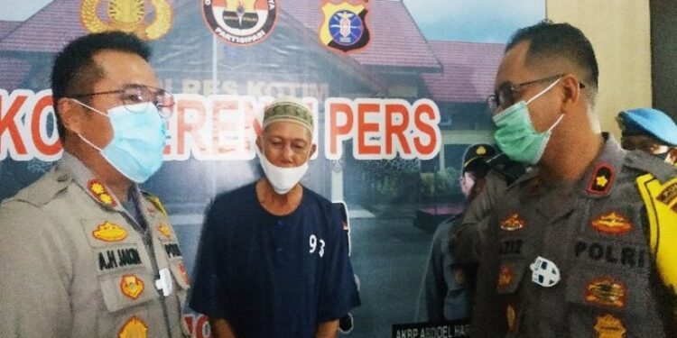 Kapolres AKBP Abdoel Harris Jakin didampingi Wakapolres Kompol Abdul Aziz Septiadi saat berbincang dengan tersangka, Senin (1/11/2020). (ANT)