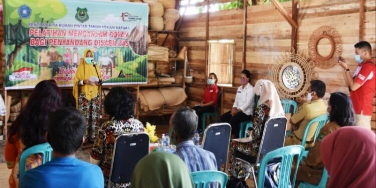 Wakil Ketua TP-PKK Kabupaten Kapuas Hj Asmah Nafiah, memberikan sambutan pada pembukaan acara pelatihan menganyam rotan bagi para penyandang disabilitas di Desa Pulau Telo, Kecamatan Selat, Kota Kapuas, Senin (2/11/2020). (ANT/IST)