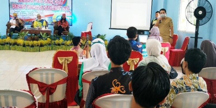 Kepala Disbudpar Kotawaringin Timur Fajrurrahman memberi pandangan saat sosialisasi peran pemuda dalam pemajuan kebudayaan dan kearifan lokal di gedung KNPI setempat, Selasa (3/11/2020). (ANT)