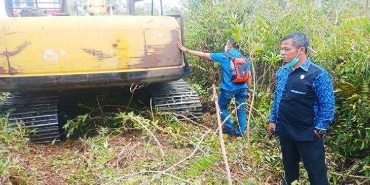 Anggota Komisi I DPRD Kabupaten Kotawaringin Timur, Parningotan Lumban Gaol saat inspeksi mendadak memantau aktivitas galian C yang diduga sudah merambah lahan pemerintah yang dicadangkan untuk tempat pemakaman umum, Selasa (3/11/2020). (ANT/IST)