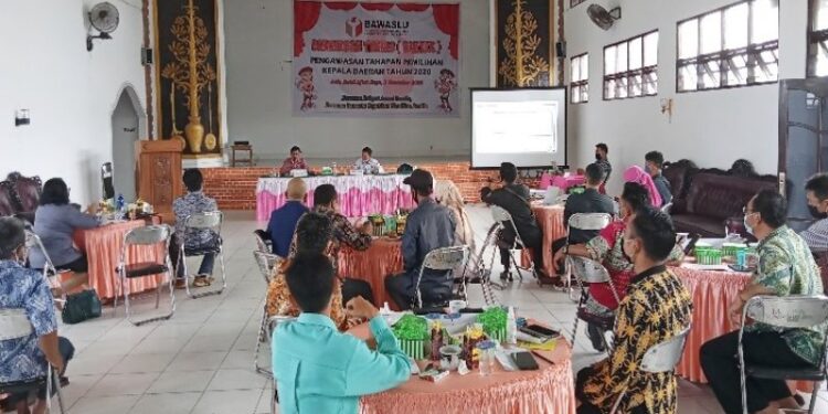 Ketua dan anggota Panitia Pengawas Kecamatan enam kecamatan saat mengikuti bimbingan teknis yang dilaksanakan Badan Pengawas Pemilu Barito Selatan di Buntok, Selasa (3/11/2020). (ANT)