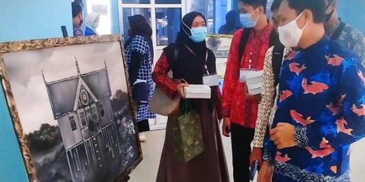 Sejumlah remaja antusias menyaksikan pameran lukisan bertema Sampit Tempo Dulu karya Elwani Sarwando atau akrab disapa Iwan, Selasa (3/11/2020). (ANT)