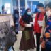 Sejumlah remaja antusias menyaksikan pameran lukisan bertema Sampit Tempo Dulu karya Elwani Sarwando atau akrab disapa Iwan, Selasa (3/11/2020). (ANT)