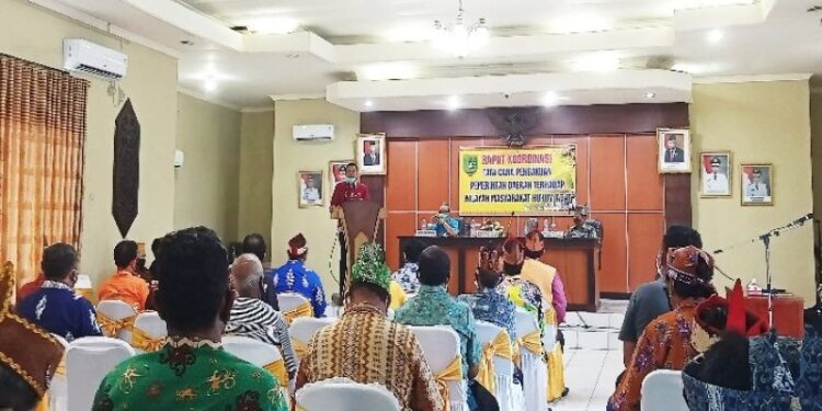 Kegiatan rapat koordinasi membahas tentang tata cara pengakuan pemerintah daerah terhadap wilayah hukum adat, di Buntok, Kamis (5/11/2020). (ANT)