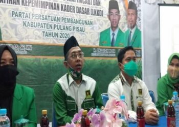 Ketua DPW Partai Persatuan Pembangunan (PPP) Kalimantan Tengah Awaludin Noor dan Ketua DPC PPP Kabupaten Pulang Pisau Arif Rahman Hakim memberikan keterangan target partai dalam Pilkada 2020. (ANT)
