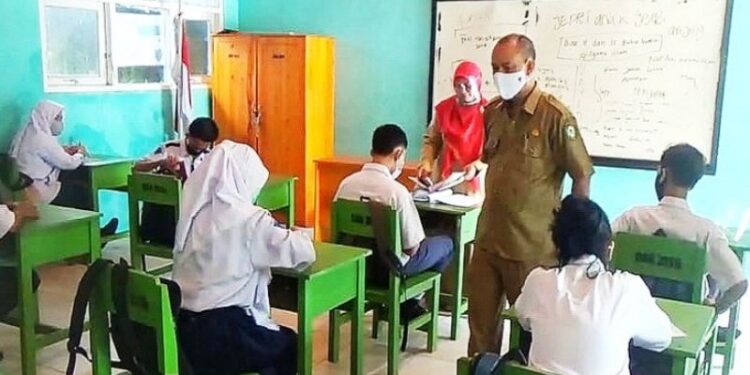 Kepala SMPN 2 Sampit Abdurrahman memantau hari pertama pembelajaran sistem tatap muka yang mulai kembali dibuka setelah hampir delapan bulan dihentikan akibat pandemi COVID-19, Senin (9/11/2020). (ANT)