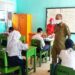 Kepala SMPN 2 Sampit Abdurrahman memantau hari pertama pembelajaran sistem tatap muka yang mulai kembali dibuka setelah hampir delapan bulan dihentikan akibat pandemi COVID-19, Senin (9/11/2020). (ANT)