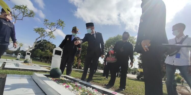 Wali Kota Palangka Raya, Fairid Naparin bersama sejumlah pejabat melakukan tabur bunga di Taman Makam Pahlawan di Palangka Raya, Selasa (10/11/2020). (ANT)