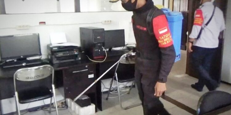 Satuan Tugas Penanganan COVID-19 Kotawaringin Timur melakukan sterilisasi dengan menyemprotkan desinfektan di kantor-kantor yang terjadi penularan COVID-19, Jumat (13/11/2020). ANTARA/HO-Satgas Penanganan COVID-19