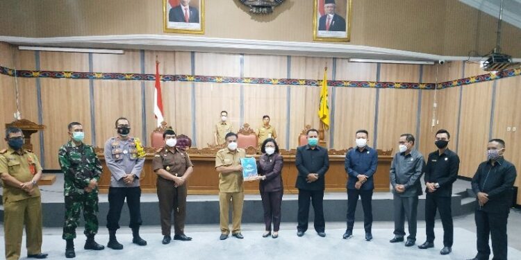 Asisten Bidang Pemerintahan dan Kesejahteraan Rakyat Sekretariat Daerah Kotawaringin Timur, Nur Aswan menyerahkan draf Raperda APBD 2021 kepada Ketua DPRD, Rinie saat rapat paripurna DPRD Senin (16/11/2020). (ANT)