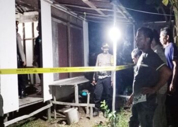 Polisi saat proses evakuasi jenazah Sukri, warga Desa Dandang Kecamatan Pandih Batu yang mengakhiri hidup dengan cara gantung diri, Senin (16/11/2020) malam. (ANT/IST)