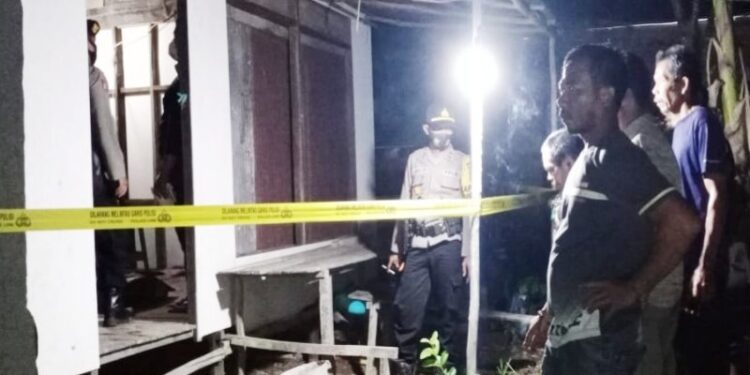 Polisi saat proses evakuasi jenazah Sukri, warga Desa Dandang Kecamatan Pandih Batu yang mengakhiri hidup dengan cara gantung diri, Senin (16/11/2020) malam. (ANT/IST)