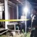Polisi saat proses evakuasi jenazah Sukri, warga Desa Dandang Kecamatan Pandih Batu yang mengakhiri hidup dengan cara gantung diri, Senin (16/11/2020) malam. (ANT/IST)