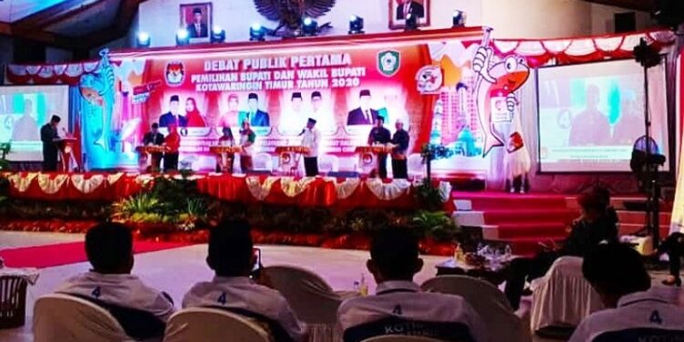Suasana debat publik calon Bupati dan Wakil Bupati Kotawaringin Timur di Gedung Serbaguna Sampit, Senin (23/11/2020) malam. ANTARA/HO-KPU Kotim