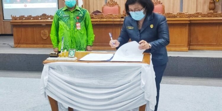 Ketua DPRD Kotawaringin Timur Rinie dan Asisten Administrasi Umum Sekretariat Daerah Kotawaringin Timur, Imam Subekti saat penandatanganan nota kesepakatan terkait RAPBD Kotawaringin Timur tahun 2021, Kamis (26/11/2020). (ANT/IST)