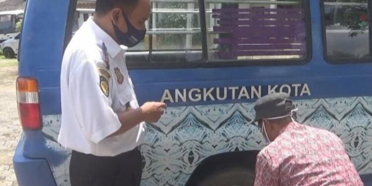 Kabid Lalu Lintas dan Angkutan Dinas Perhubungan Kabupaten Kapuas, mengecek kesiapan mobil Angkot yang akan dioperasikan mengangkut penumpang dari desa ke kota, Rabu (18/11). (ANT)