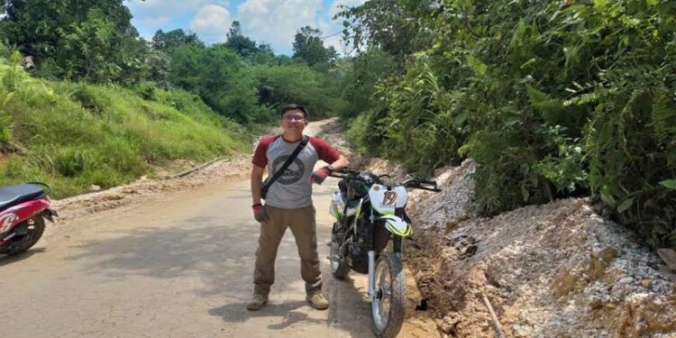 Jalan Km 34 sampai Simpang Tamrin, Simpang Liju, dan Simpang Benangin saat ini sudah bisa dilalui kendaraan, tampak gambar Kasi Trantib Kecamatan Teweh Timur Irwanto saat melalui jalan tersebut, Jumat (13/11/29020). (ANT/IST)