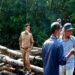 Kepala Dinas PUPR Barito Utara Muhammad Iman Topik bersama Kabid Bina Marga Dedi melakukan peninjauan jembatan di wilayah Kecamatan Gunung Timang, Selasa (10/11/2020). (ANT/IST)