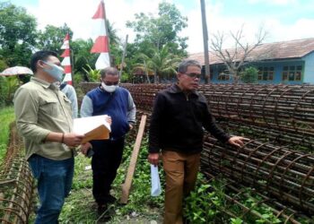 Kadis PUPR Barito Utara Muhammad Iman Topik didampingi Kabid Bina Marga Dedi melakukan pengecekan material besi jembatan di Kelurahan Tumpung Laung Kecamatan Montallat, Selasa (3/11/2020). (ANT/IST)