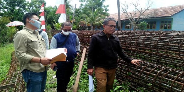 Kadis PUPR Barito Utara Muhammad Iman Topik didampingi Kabid Bina Marga Dedi melakukan pengecekan material besi jembatan di Kelurahan Tumpung Laung Kecamatan Montallat, Selasa (3/11/2020). (ANT/IST)