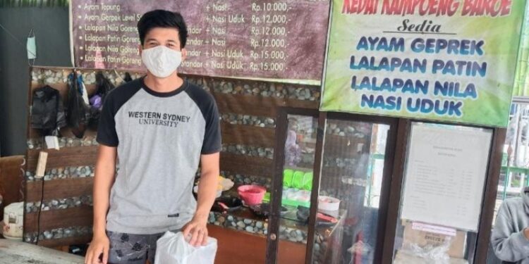 Budi karyawan 'Kedai Kampoeng Baroe' di Jalan Mangga Induk Komplek Kampung Baru Kelurahan Pahandut, Kecamatan Pahandut Kota Palangka Raya saat beraktivitas di tempat kerjanya, Kamis (19/11/2020). (ANT)