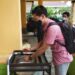 Ketika hendak bertamu, salah satu warga diwajibkan mencuci tangan di depan kantor DPRD Bartim di Tamiang Layang, Senin (26/10) lalu. (ANT)