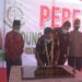 Kepala Kejaksaan Tinggi (Kajati) Provinsi Kalimantan Tengah Mukri melakukan penandatanganan prasasti pada peresmian gedung baru Kejaksaan Negeri Kuala Kapuas, Jumat (13/11). (ANT)