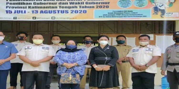 Wakil Ketua DPRD Kalteng Faridawaty Darland Atjeh (tengah) foto bersama usai berdialog dengan PPK Kecamatan Tewang Sanggalang Garing, Kabupaten Katingan, Selasa (17/11/2020). (ANT/IST)
