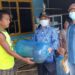 Kepala DPKP Gumas Letus Guntur menyalurkan bantuan benih dan pakan ikan kepada Pokdakan Harawei Sama Arep Desa Tumbang Tambirah Kecamatan Kurun, baru-baru ini. (ANT/IST)
