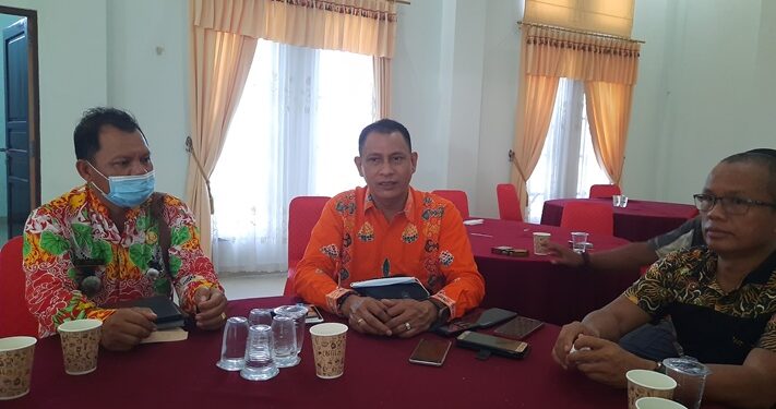 Ketua KPU Gumas Stepenson (tengah) dan Camat Damang Batu Damai (kiri) memberi keterangan kepada awak media, usai pelaksanaan Rakor Persiapan Pelaksanaan Tahapan Pilgub dan Wagub Kalteng 2020, di Kuala Kurun, Kamis (12/11/2020). (ANT)