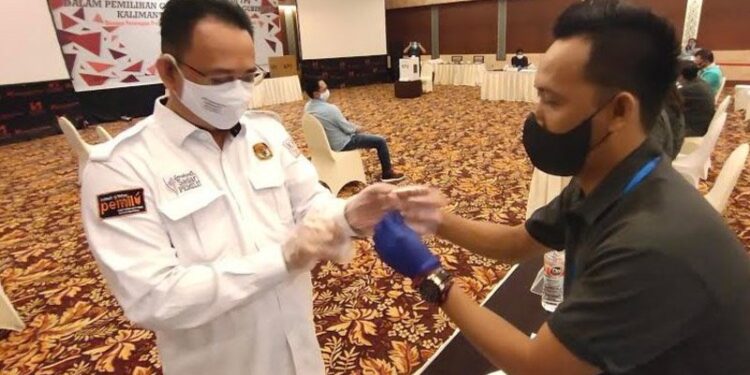 Ketua Komisi Pemilihan Umum (KPU) Provinsi Kalimantan Tengah, Harmain Ibrohim (kiri). (ANT)