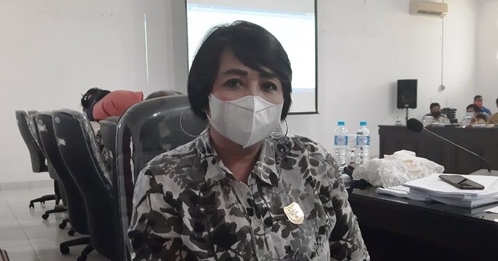 Legislator Gumas Iceu Purnamasari bersiap mengikuti rapat pembahasan Raperda APBD kabupaten tahun anggaran 2021, di Kuala Kurun, Jumat (20/11/2020). (ANT)