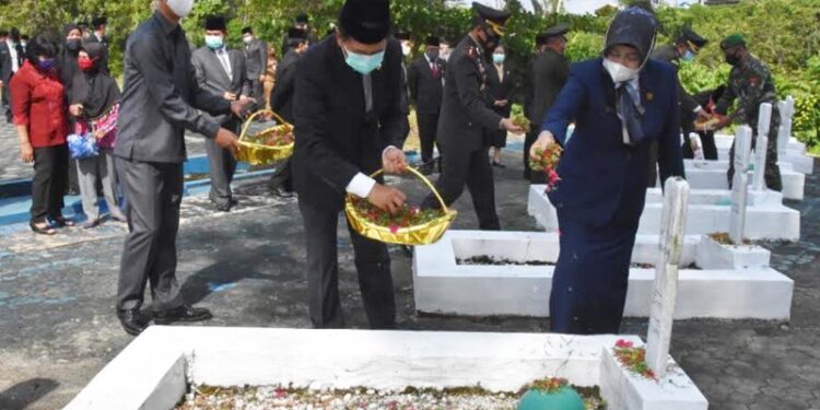 Bupati Barito Utara H Nadalsyah didampingi Ketua DPRD Barito Utara Hj Mery Rukaini tabur bunga di Taman Makam Pahlawan Dharma Persada Muara Teweh Km 2 jalan Muara Teweh-Puruk Cahu, Selasa (10/11/2020). (ANT/IST)