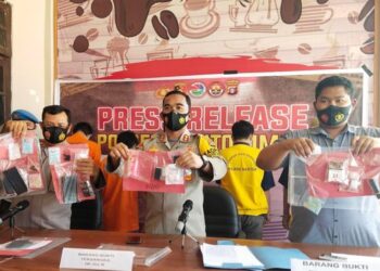 Kapolres Bartim AKBP Affandi Eka Putra (tengah) didampingi Waka Polres Kompol Donal Harianja dan Kasat Resnarkoba Ipda Ahmad Wira Wisuda menunjukkan brang bukti narkotika, uang, telepon genggam yang diamankan dalam kasus tindak pidana narkotika dari lima tersangka saat press release di Tamiang Layang, Kamis (12/11/2020). (ANT)