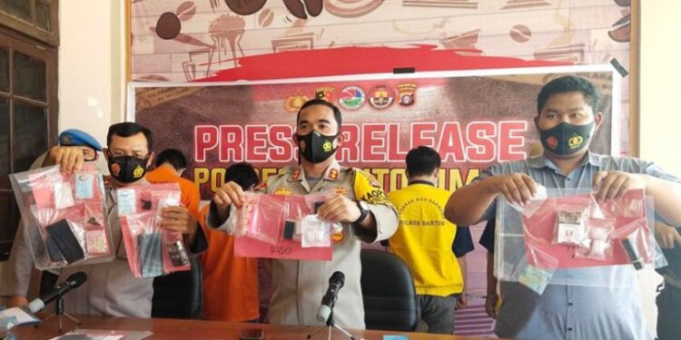 Kapolres Bartim AKBP Affandi Eka Putra (tengah) didampingi Waka Polres Kompol Donal Harianja dan Kasat Resnarkoba Ipda Ahmad Wira Wisuda menunjukkan brang bukti narkotika, uang, telepon genggam yang diamankan dalam kasus tindak pidana narkotika dari lima tersangka saat press release di Tamiang Layang, Kamis (12/11/2020). (ANT)