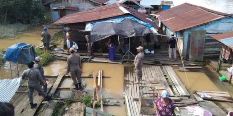 Satpol PP Gumas bersama tim saat penertiban kandang unggas di Sungai Kahayan di dekat Taman Kota Kuala Kurun, Rabu (4/11/2020). (ANT/IST)