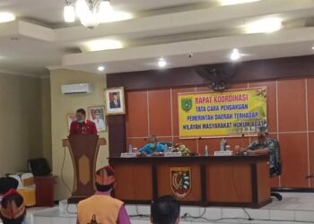 Sekda Barsel, Edy Purwanto saat menyampaikan sambutan pada pembukaan rapat koordinasi tentang tata cara pengakuan pemerintah daerah terhadap wilayah hukum adat, di Buntok, Kamis (5/11). (ANT)
