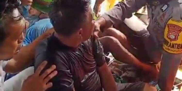 Seorang korban tenggelamnya speedboat saat diselamatkan tim SAR gabungan, Senin (2/11). (ANT)