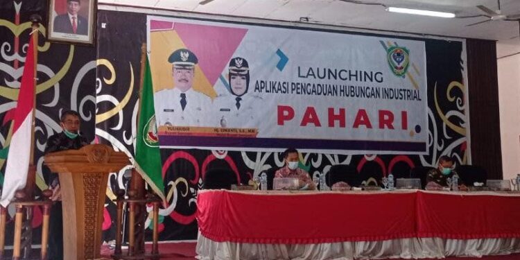 Asisten III Setda Seruyan Tunjarsyah saat membacakan sambutan Bupati Seruyan Yulhaidir, di Kuala Pembuang, Kamis (12/11/2020). (ANT/IST)