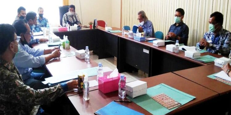 Plt Kepala Dinas Tenaga Kerja, Transmigrasi, Koperasi dan UKM Barito Utara Mastur saat memimpin rapat penetapan UMK Barito Utara 2021 di Muara Teweh, Kamis (12/11/2020). (ANT/IST)