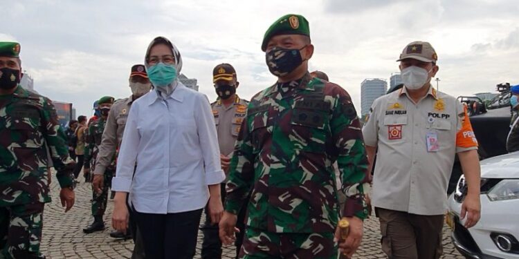 Pangdam Jaya/Jayakarta Mayjen Dudung Abdurachman mengecek kesiapan anggota menjaga Pilkada serentak di Tangerang Selatan didampingi Wali Kota Tangerang Selatan Airin Rachmi di Monumen Nasional, Jumat (20/11/2020). (ANTARA/Livia Kristianti)