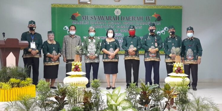 Wakil Bupati Gunung Mas Efrensia L.P. Umbing bersama Ketua Panitia Musda IV Nero, Kepala Kantor Kemenang Gumas H Anang Rusli, dan lainnya berfoto bersama usai pembukaan musda di Kuala Kurun, Jumat (27 November 2020).