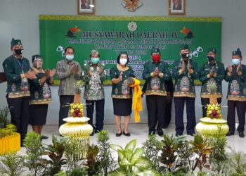 Wabup Gumas Efrensia L.P. Umbing menabuh katambung tanda dibukanya Musda IV MD-AHK tingkat kabupaten, di Kuala Kurun, Jumat (27 November 2020).