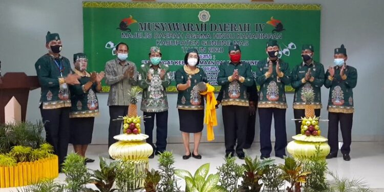 Wabup Gumas Efrensia L.P. Umbing menabuh katambung tanda dibukanya Musda IV MD-AHK tingkat kabupaten, di Kuala Kurun, Jumat (27 November 2020).