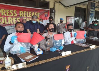 Wakapolres Gumas Kompol Theodorus Priyo Santosa (tengah) didampingi Kasat Reskrim AKP Afif Hasan (kiri) dan Kasat Narkoba Ipda Budi Utomo menunjukkan barang bukti tersangka RE, saat jumpa pers di Kuala Kurun, Senin (2/11/2020). (ANT)